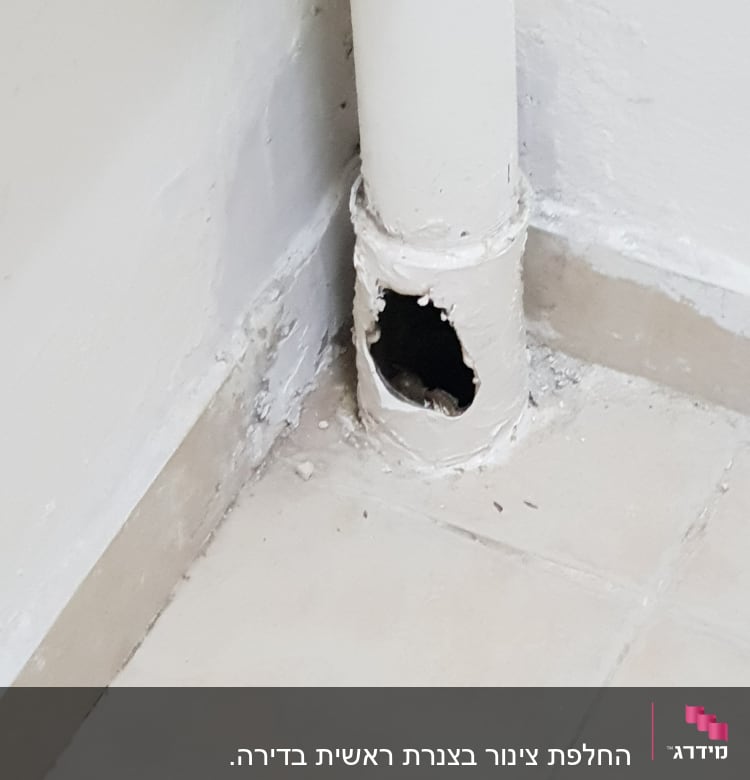 צינור מים עם חור בקיר